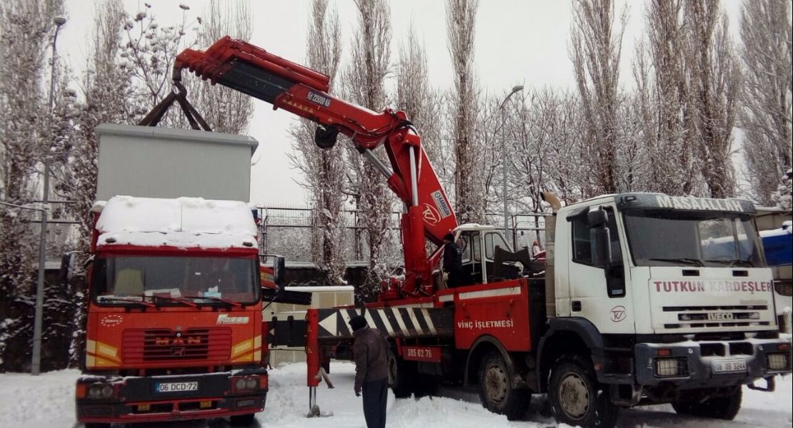 Kamyondan trafo köşkü indirme ve yerleştirme