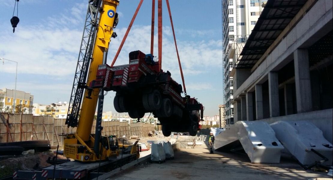 250 Tonluk mobil vinçle 50 tonluk hiyap vinci yürüyen merdiven montajı için yukarıya koyma