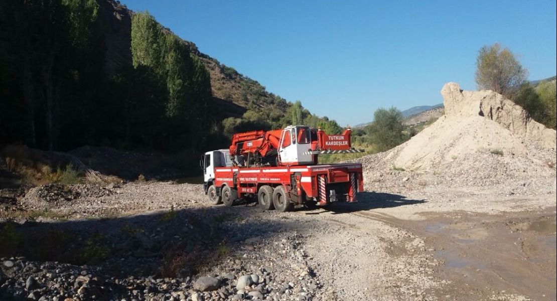 100 Tonluk hiyap vinçle çamura gömülen işmakinasının çıkarılması işdönüşü