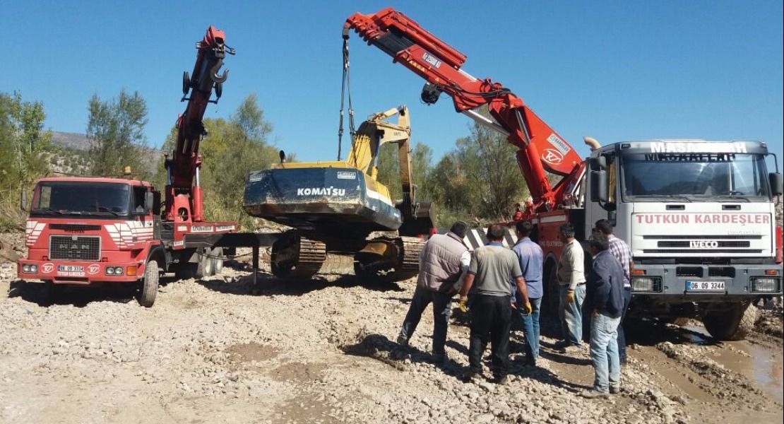 100 Tonluk ve 50 tonluk hiyap vinçlerle bataklıktan komatsu marka sallama kepçe çıkarma