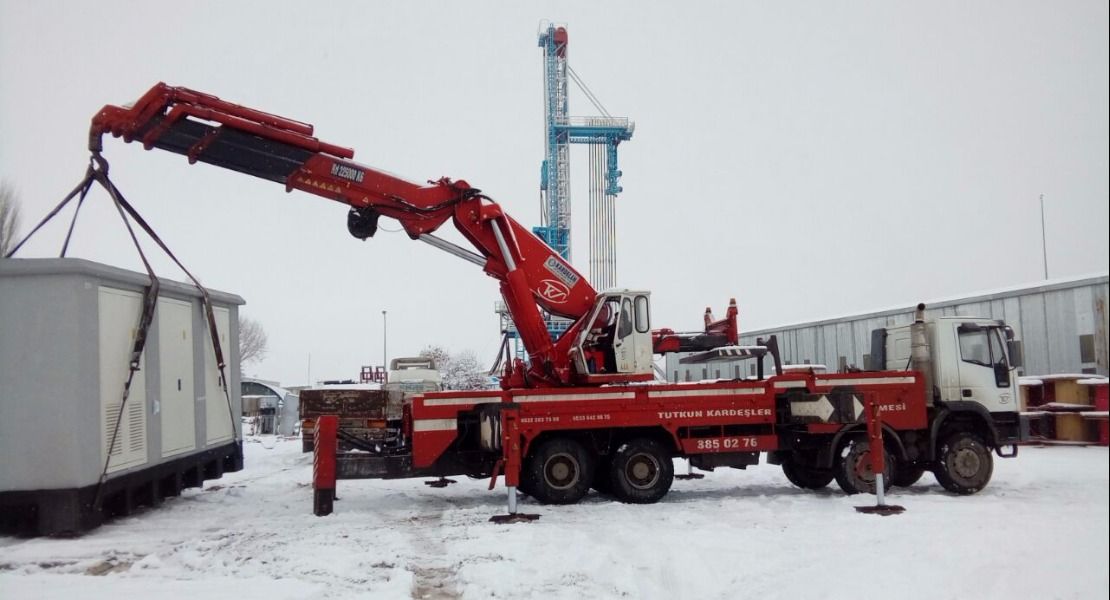 100 Tonluk hiyap vinçle beton köşkü indirme