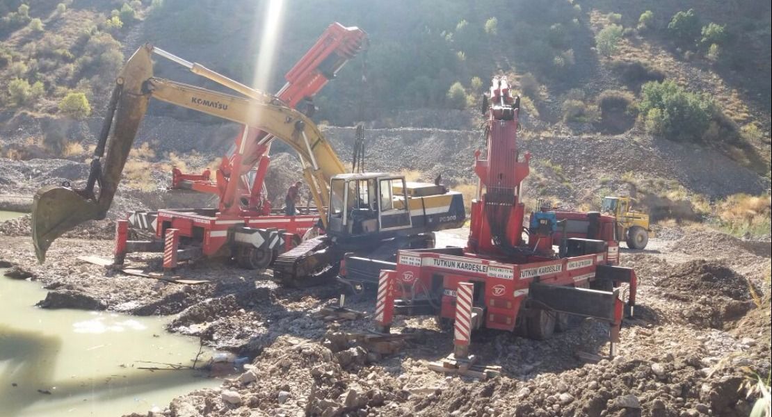 100 Tonluk ve 50 tonluk vinçlerle bataklıktan komatsu marka sallama kepçeyi çıkarma