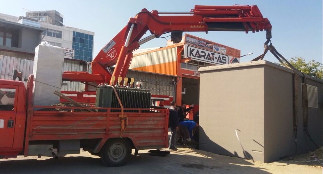 85 Tonluk hiyap vinçle 35 ton ağırlığında trafo köşkü indirme