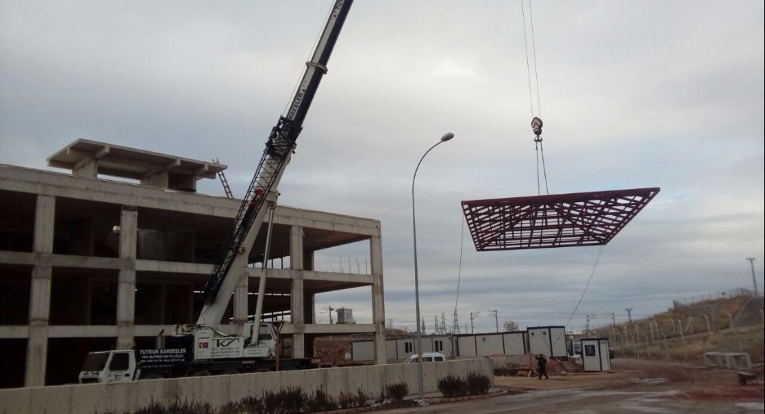 130 Tonluk mobil vinçle inşaatın tepesinde çatımontajı