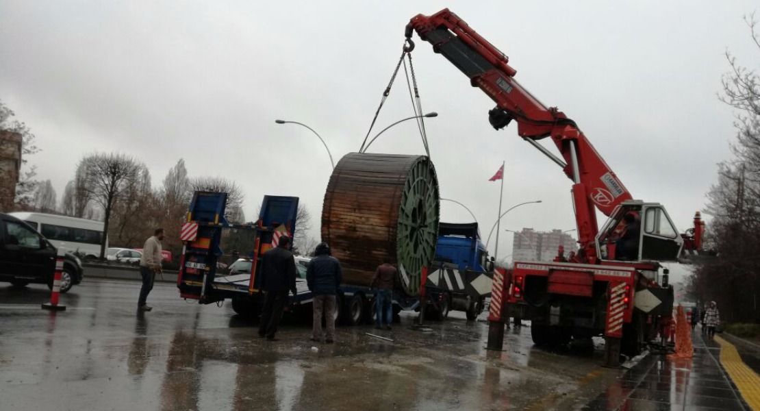 75 Tonluk hiyap vinçle 35 ton ağırlığında elektirik makarası indirme