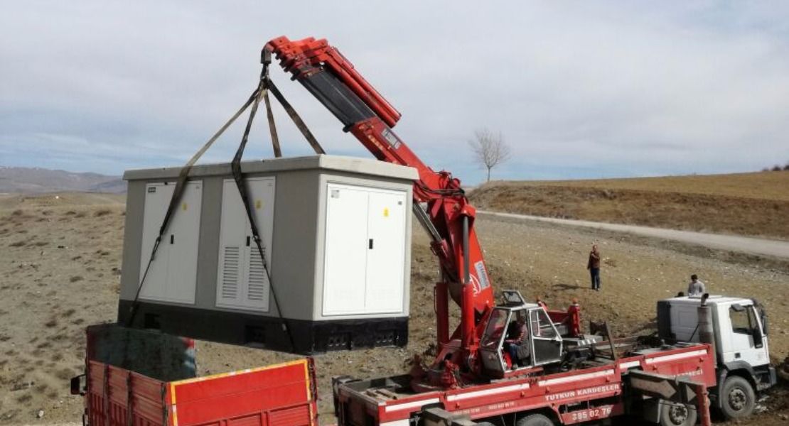 100 Tonluk çift kırma hiyap vinçle arazide trafo köşkü indirme