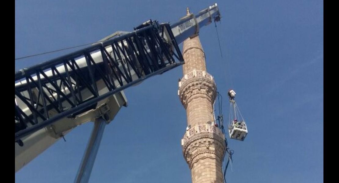 100 Tonluk mobil vinçle cami minaresine sepetle adamkaldırma