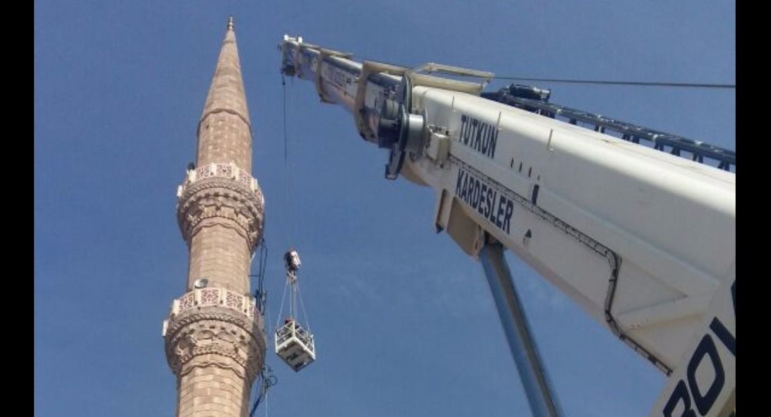 130 Tonluk mobil vincle caminin minaresinde sepetle vinc çalışması