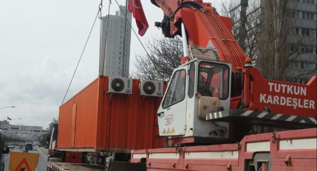 100 Tonluk hiyap vinçle simora mühendislikte yükkontiynırı indirme