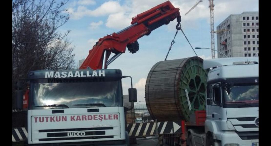 80 Tonluk vinçle tırdan elektirik makarası indirme