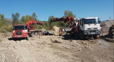 Bataklığa gömülen komatsu marka sallama kepceyi 100 tonluk ve 50 tonluk hiyap vinçlerle çıkarma.html