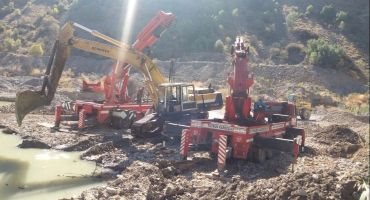 100 Tonluk ve 50 tonluk vinçlerle bataklıktan komatsu marka sallama kepçeyi çıkarma.html