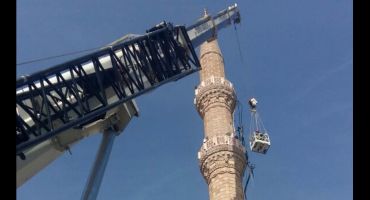 100 Tonluk mobil vinçle cami minaresine sepetle adamkaldırma.html