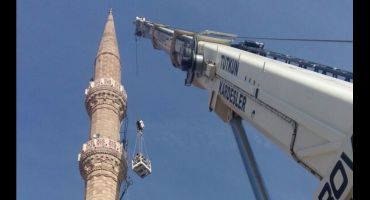 130 Tonluk mobil vincle caminin minaresinde sepetle vinc çalışması.html